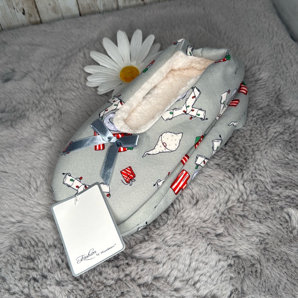 Adorable Holiday Slippers, Size S/M, NWT